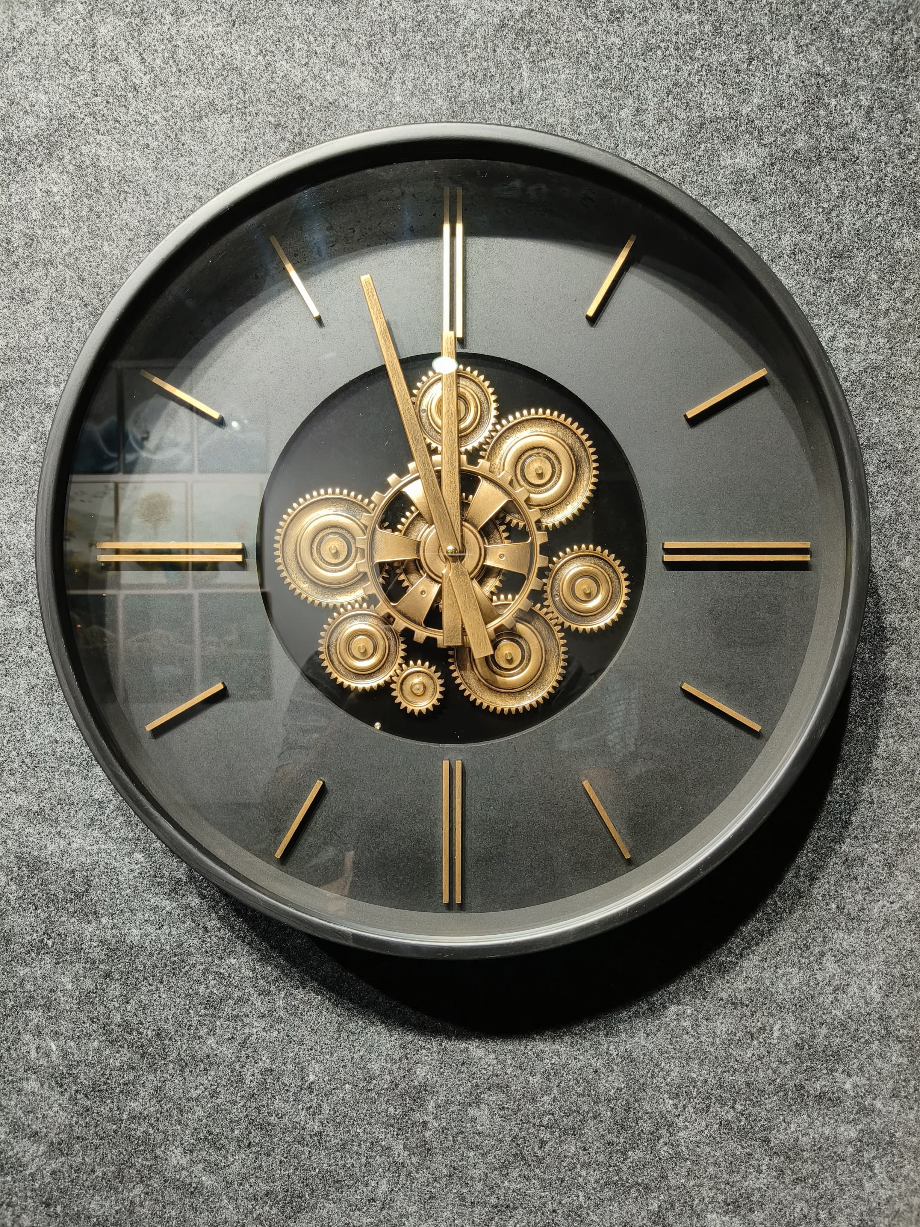 Luxury Designer Metal Clock With Moving Gear Mechanism (size 47.5*8*47.5)cm